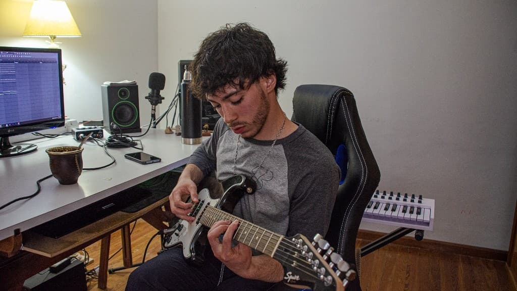 Matías Perre (MatWyre) en su estudio de producción musical